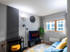 SMA Premium 2 Bed Suites 2 Mins From Train Station